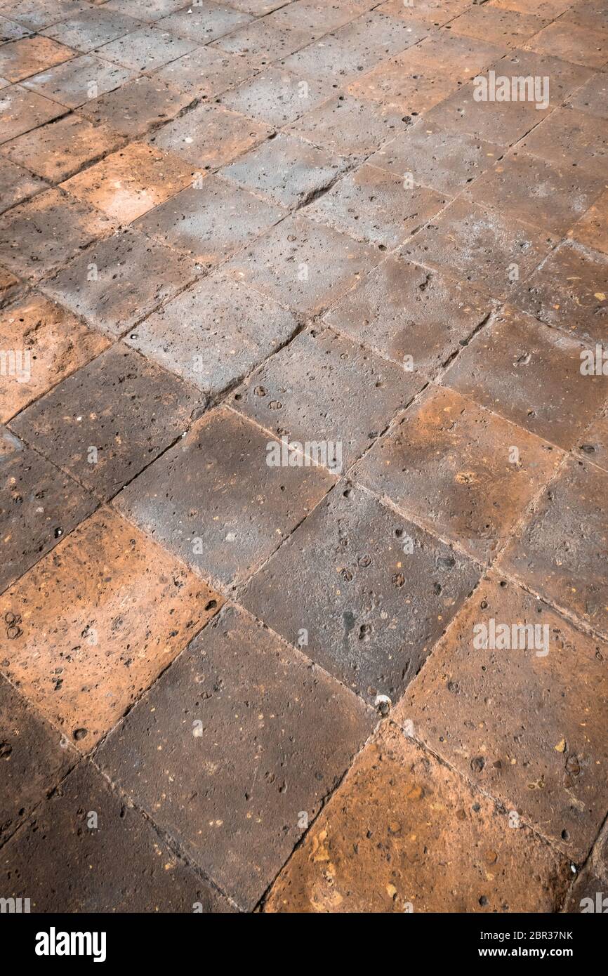 Losas de piedras de color rojo de adoquines. Piso en edificio antiguo