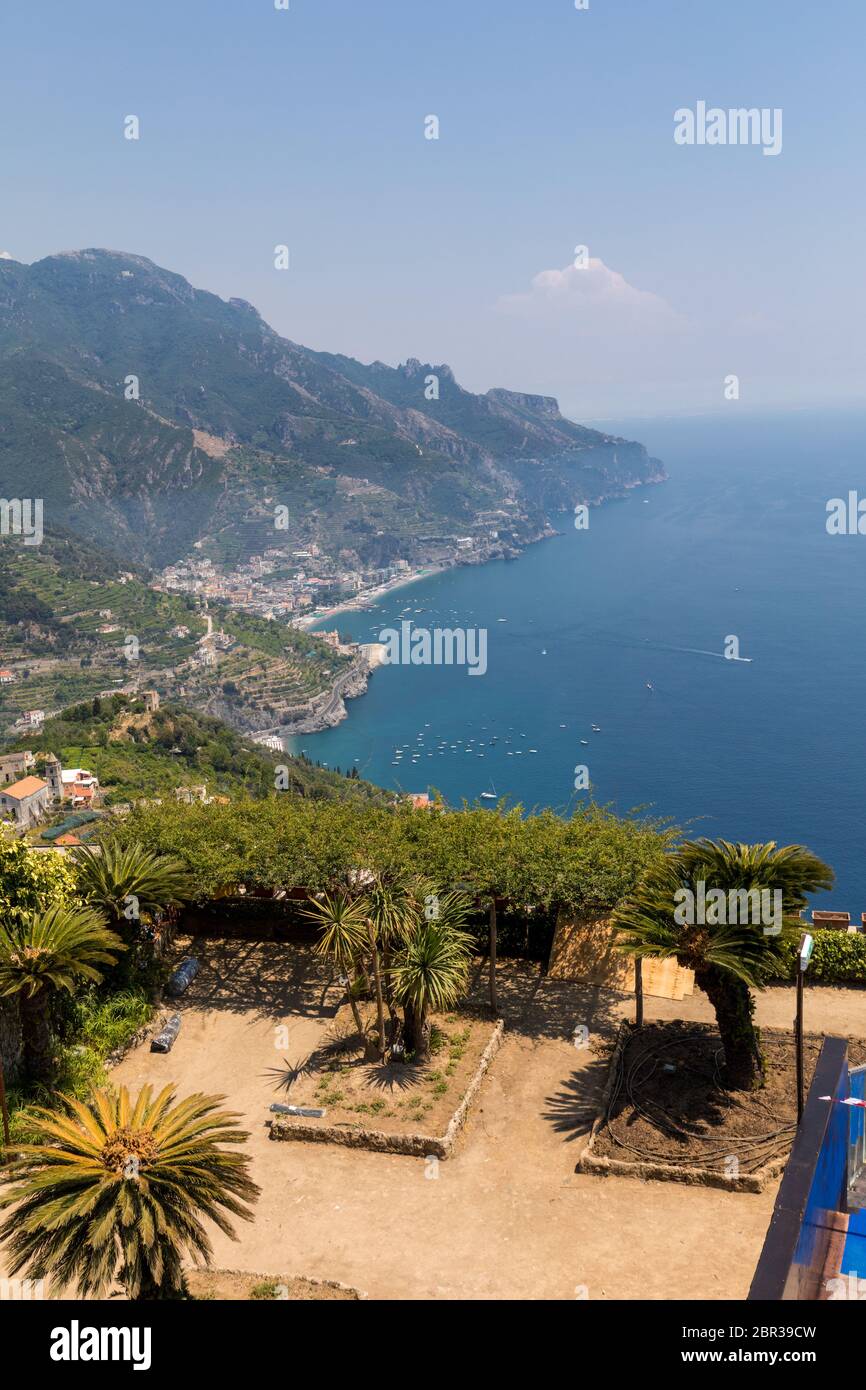 Vistas al golfo de Salerno desde Villa Rufolo, Ravello, Campania, Italia Foto de stock