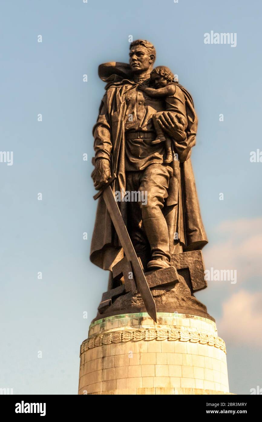 Monumento a los soldados en el Monumento a la Guerra Soviética (Treptower Park), Belin, Alemania Foto de stock