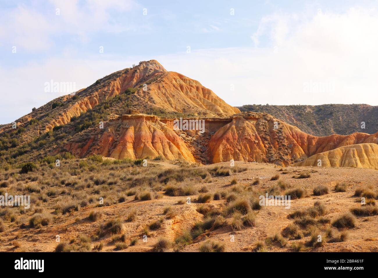 Fascinantes formas terrestres y elementos erosionales en la región natural semi-desértica Bardenas reales, Reserva de la Biosfera de la UNESCO, Navarra, España Foto de stock