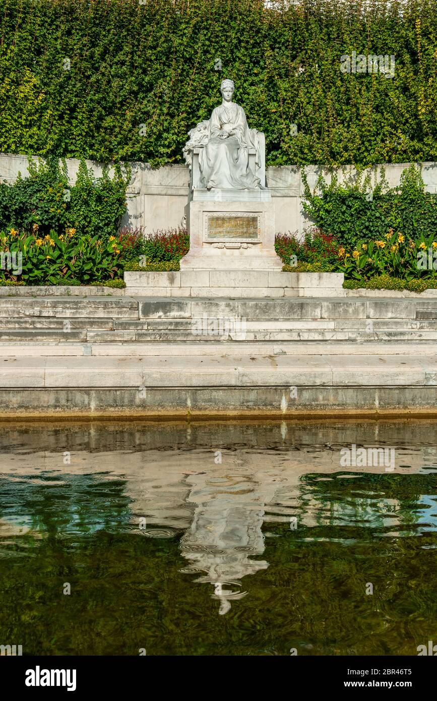 Monumento de la emperatriz Isabel en el parque Volksgarten de Viena - Austria. Foto de stock