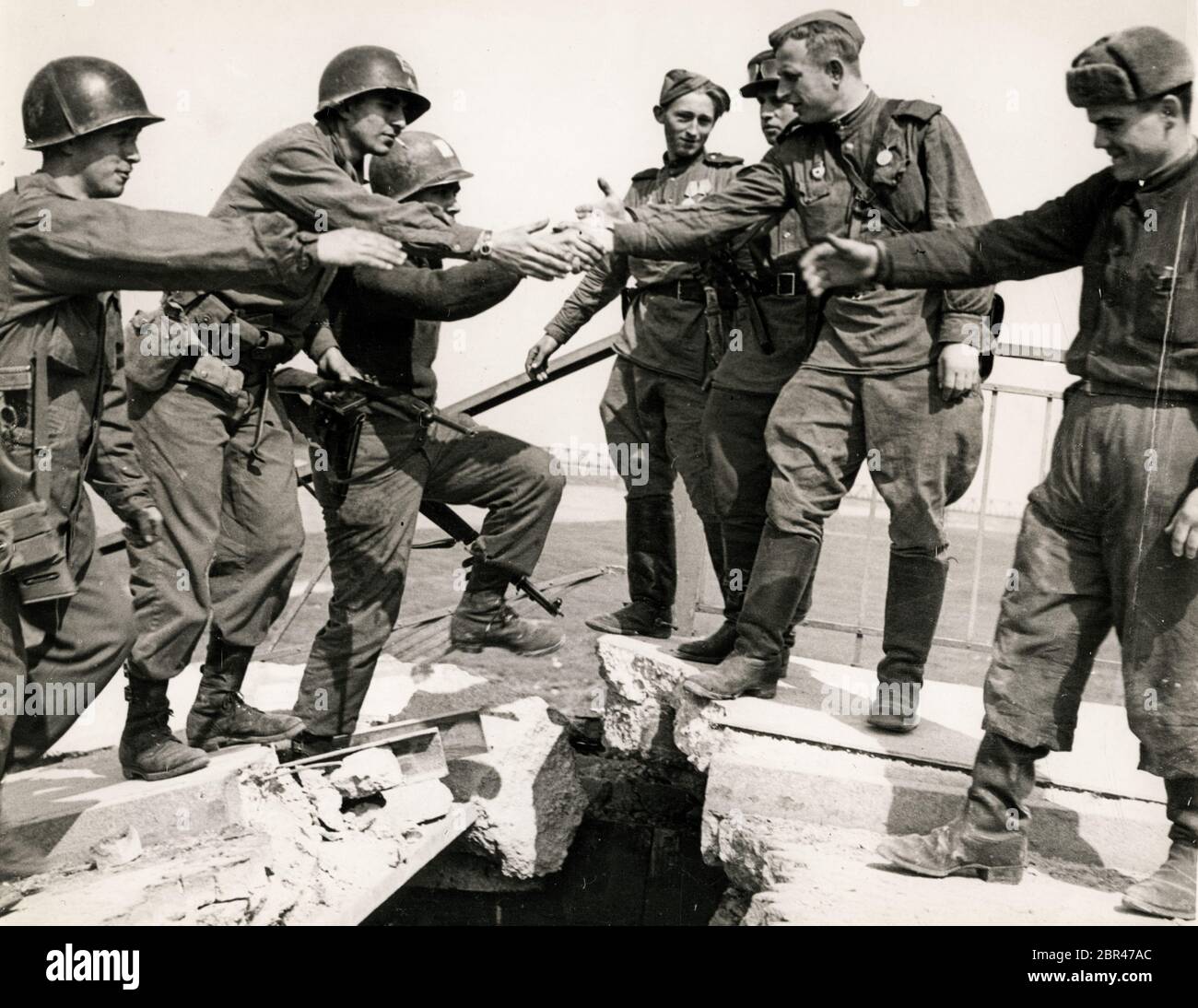 Los soldados estadounidenses del primer Ejército se estrecharon las manos  con sus homólogos rusos mientras los dos bandos se reunían en Torgau, en el  río Elba, 1945 Segunda Guerra Mundial Fotografía de