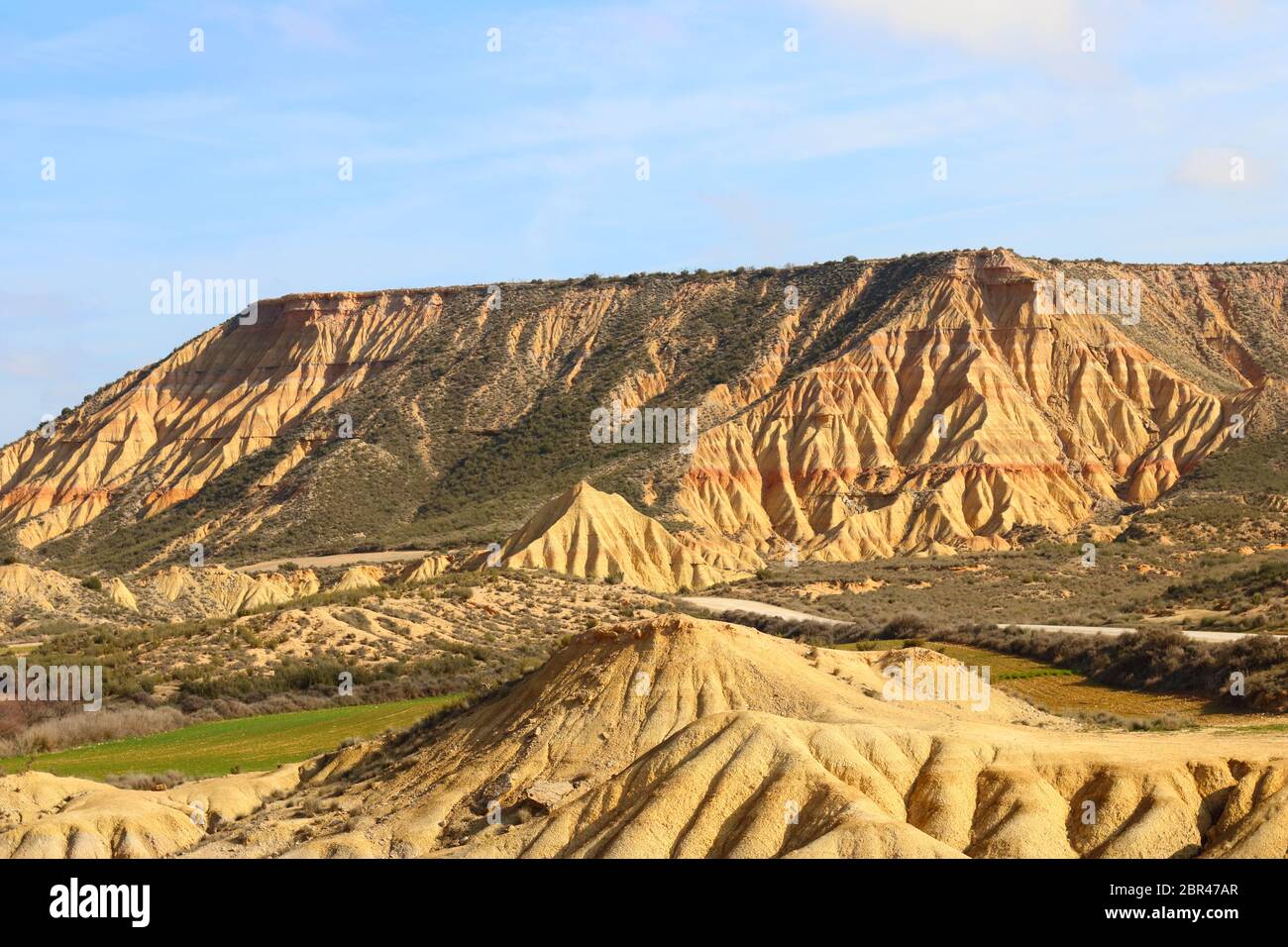 Fascinantes formas terrestres y elementos erosionales en la región natural semi-desértica Bardenas reales, Reserva de la Biosfera de la UNESCO, Navarra, España Foto de stock