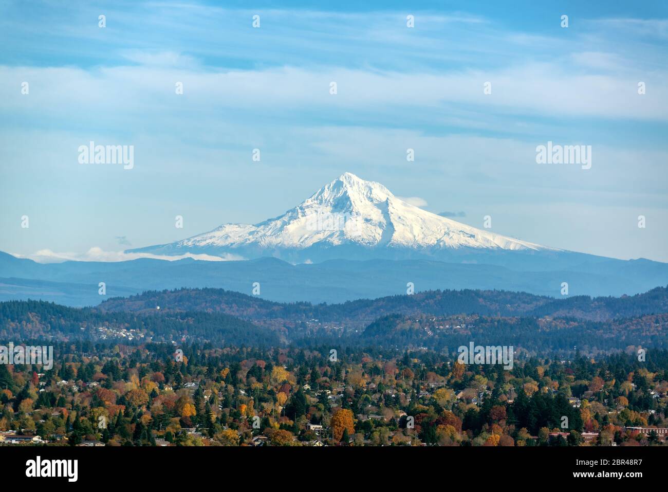 Vista de Mt. El capó y las colinas cubiertas de bosque visto desde Portland, Oregón Foto de stock