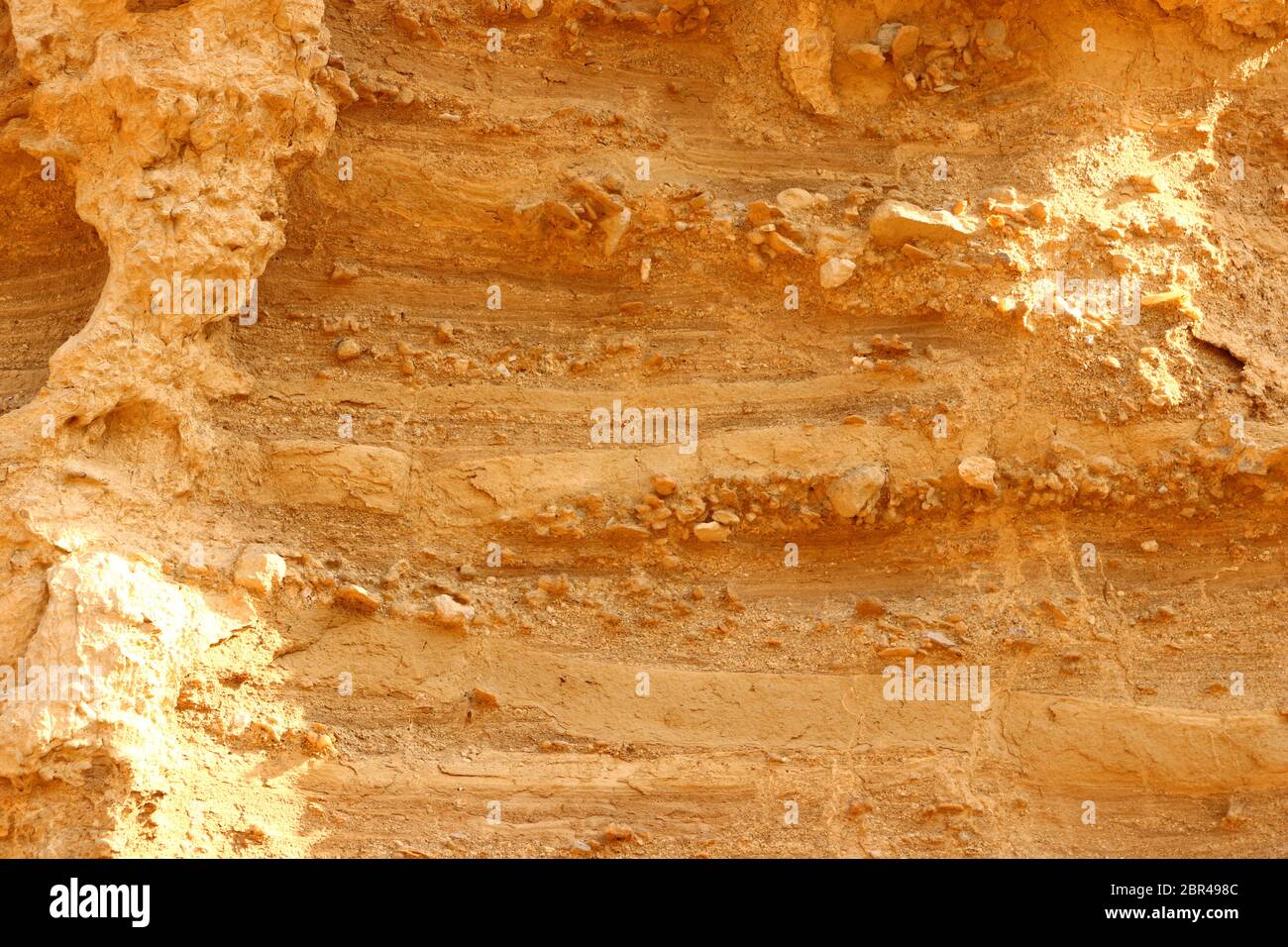 Primer plano de sedimentos estratificados expuestos en la región natural semidesértica Bardenas reales, Reserva de la Biosfera de la UNESCO, Navarra, España Foto de stock
