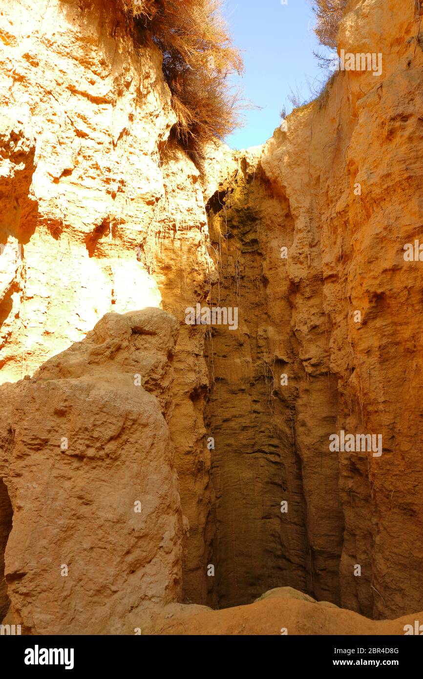 Fascinantes rasgos erosionales (tubo colapsado) en la región natural semi-desértica Bardenas reales, Reserva de la Biosfera de la UNESCO, Navarra, España Foto de stock