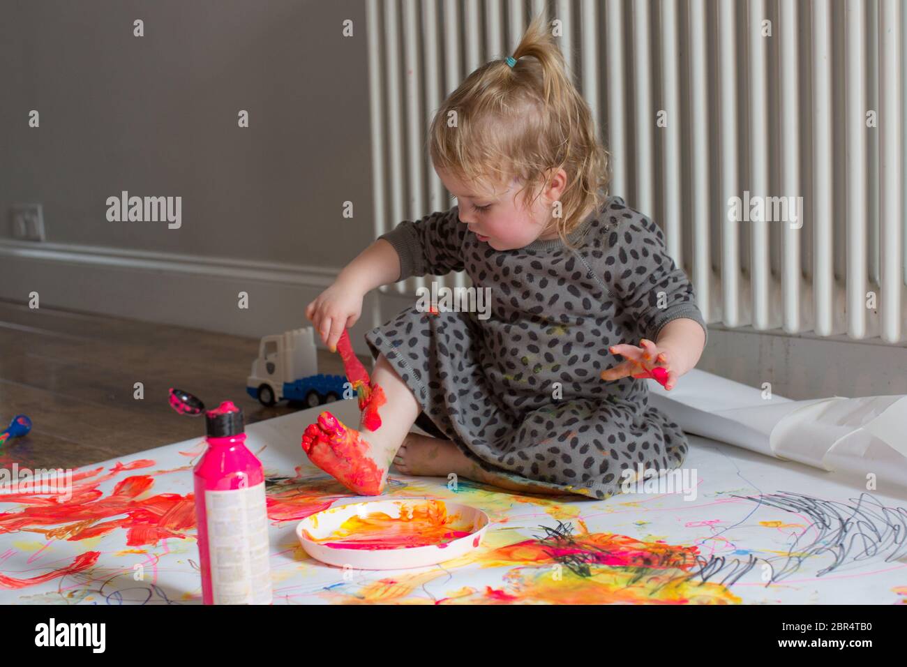 Niños pintando arco iris Foto de stock