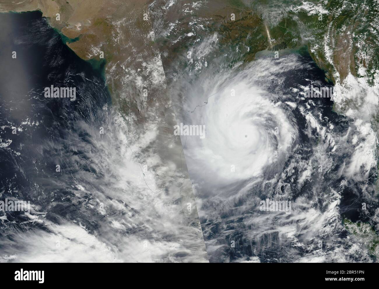 ASIA DEL SUR - 19 de mayo de 2020 -- los sensores MODIS de tres satélites de la NASA capturaron esta imagen dramática del Amphan Super Cyclone cuando pasa Foto de stock