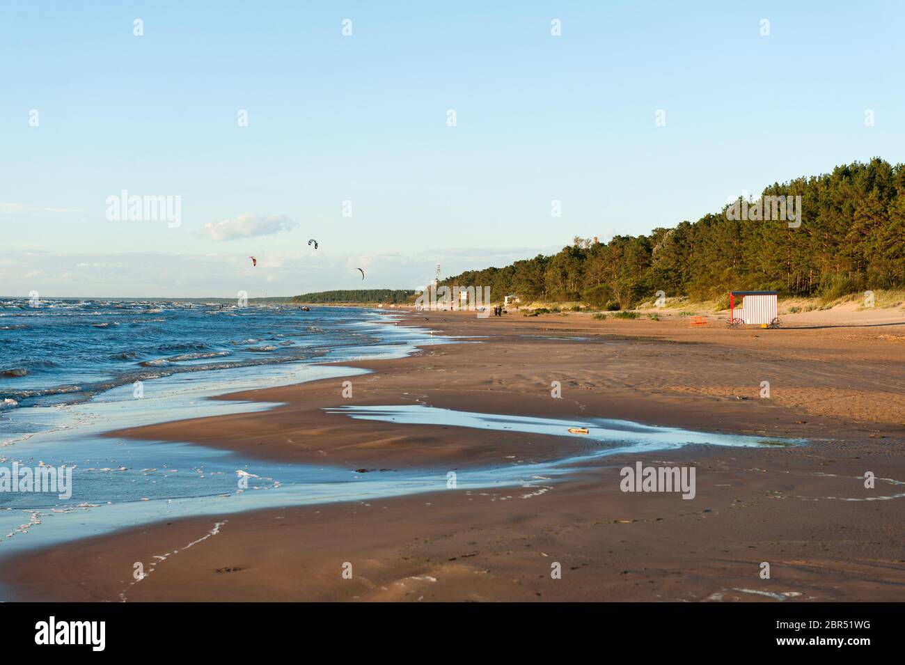 Vista a la playa en el mar balticado Foto de stock