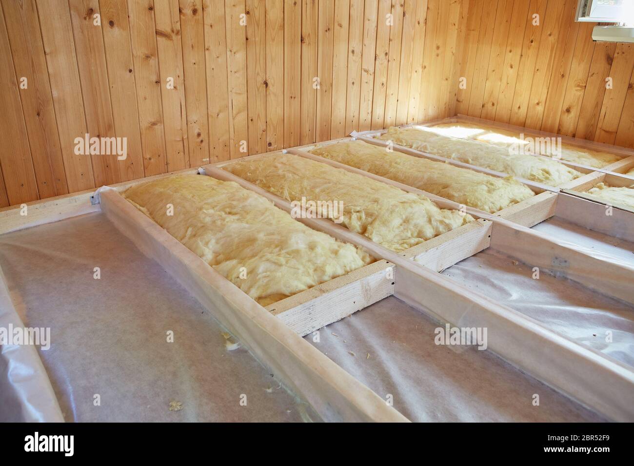 Instalación de poliurea espuma aislante térmico bajo el techo de paneles de  lana y tablones de madera Fotografía de stock - Alamy