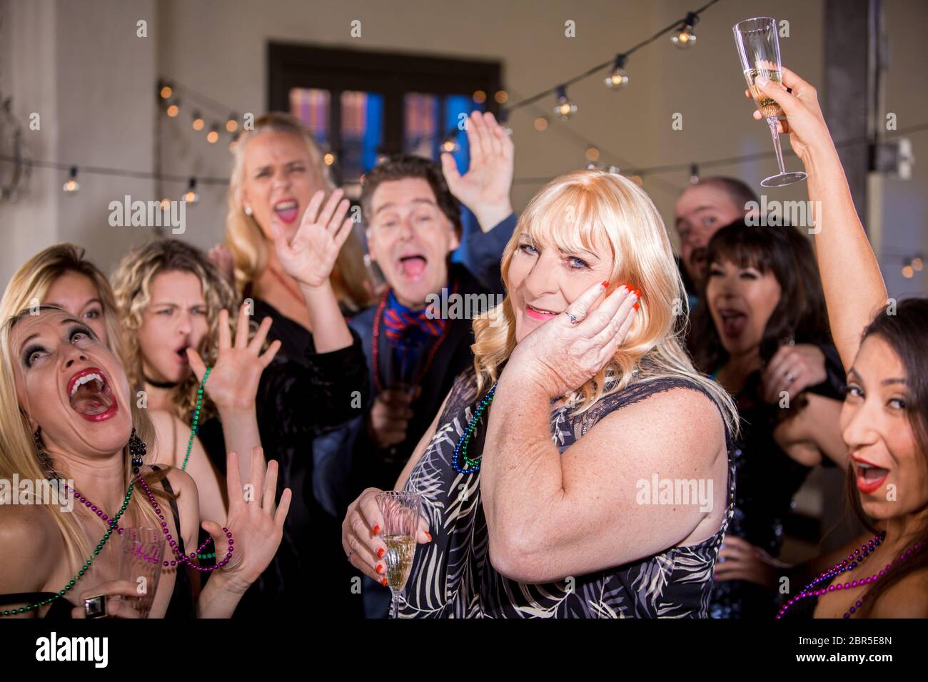 Mujer trans en una fiesta con amigos entusiastas Fotografía de stock - Alamy