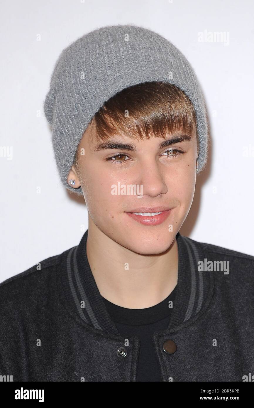 Justin Bieber enciende las de Navidad y actúa en vivo en el London Shopping Center en Shepherds Bush, Londres. © Paul Treadway Fotografía de stock - Alamy