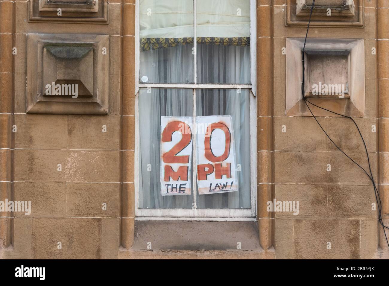 20 mph señal manuscrita en ventana de la tenencia, Glasgow, Escocia, Reino Unido Foto de stock