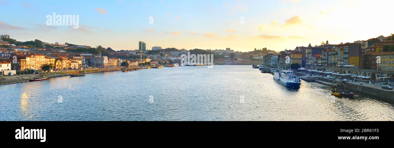 PORTO, PORTUGAL - Junio 01, 2017: Vista panorámica Porto Old Town, Villa Nova de Gaia, Ribera del Duero al atardecer. Portugal Foto de stock