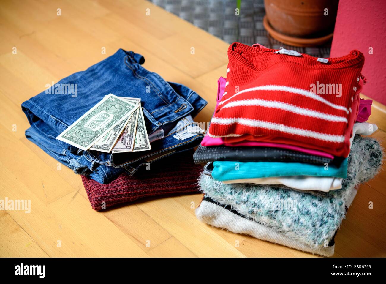 de ropa de segunda mano y zapatos con dinero en el suelo en el salón Fotografía de stock - Alamy