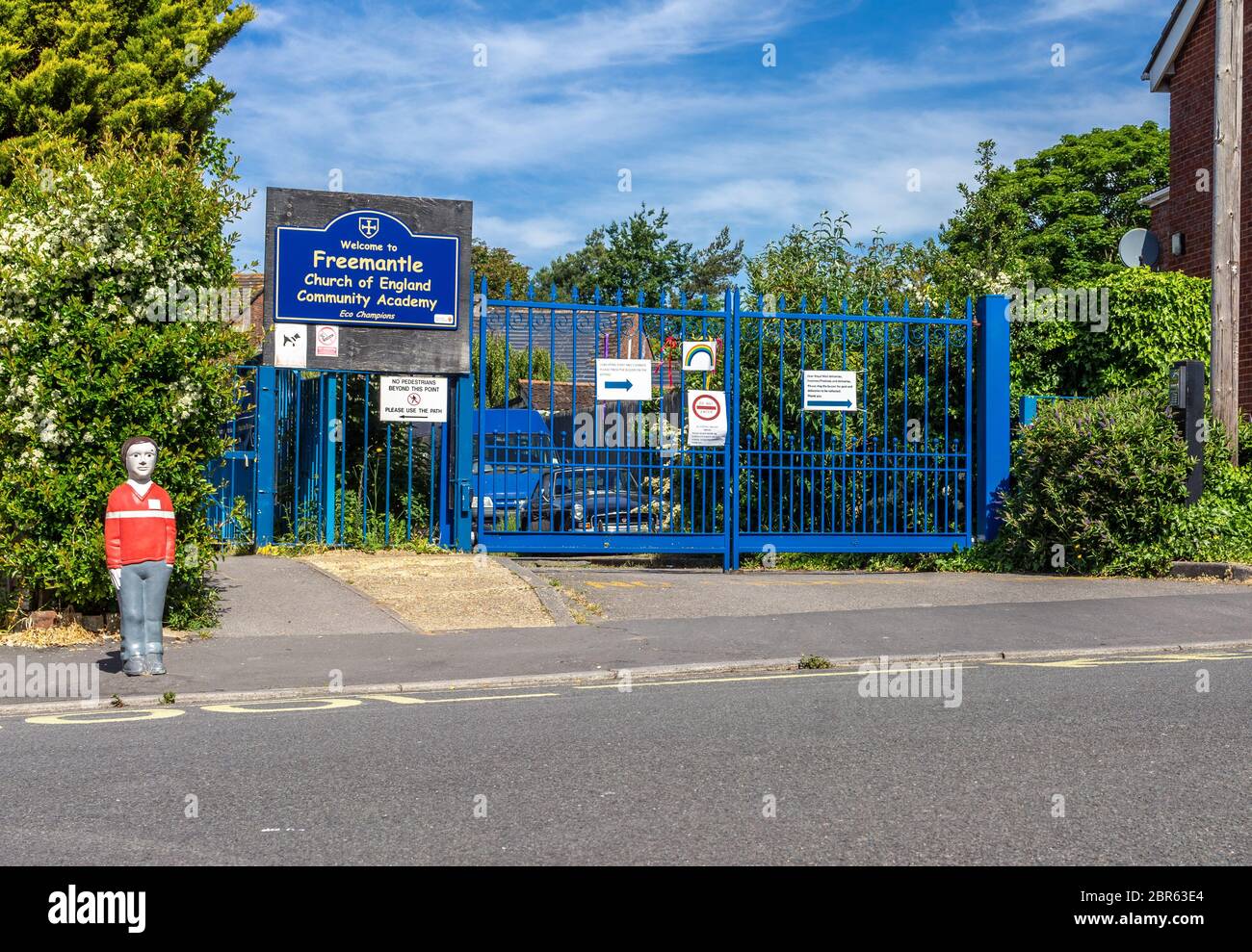 La entrada a la escuela primaria de la Academia comunitaria de Inglaterra de la Iglesia de Freemantle en Southampton cerró durante el brote de Covid 19, Inglaterra, Reino Unido Foto de stock