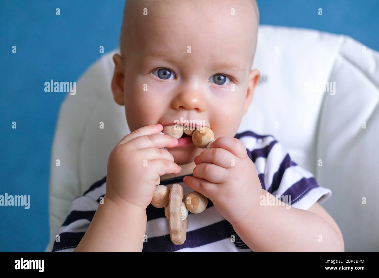 Eco Juguetes De Madera Juego De Bebe Nino Pequeno Caucasico Inteligente Jugando Juguetes Naturales En Tronas Juegos Para El Desarrollo Temprano Juguete En La Boca De Los Ninos Fotografia De Stock