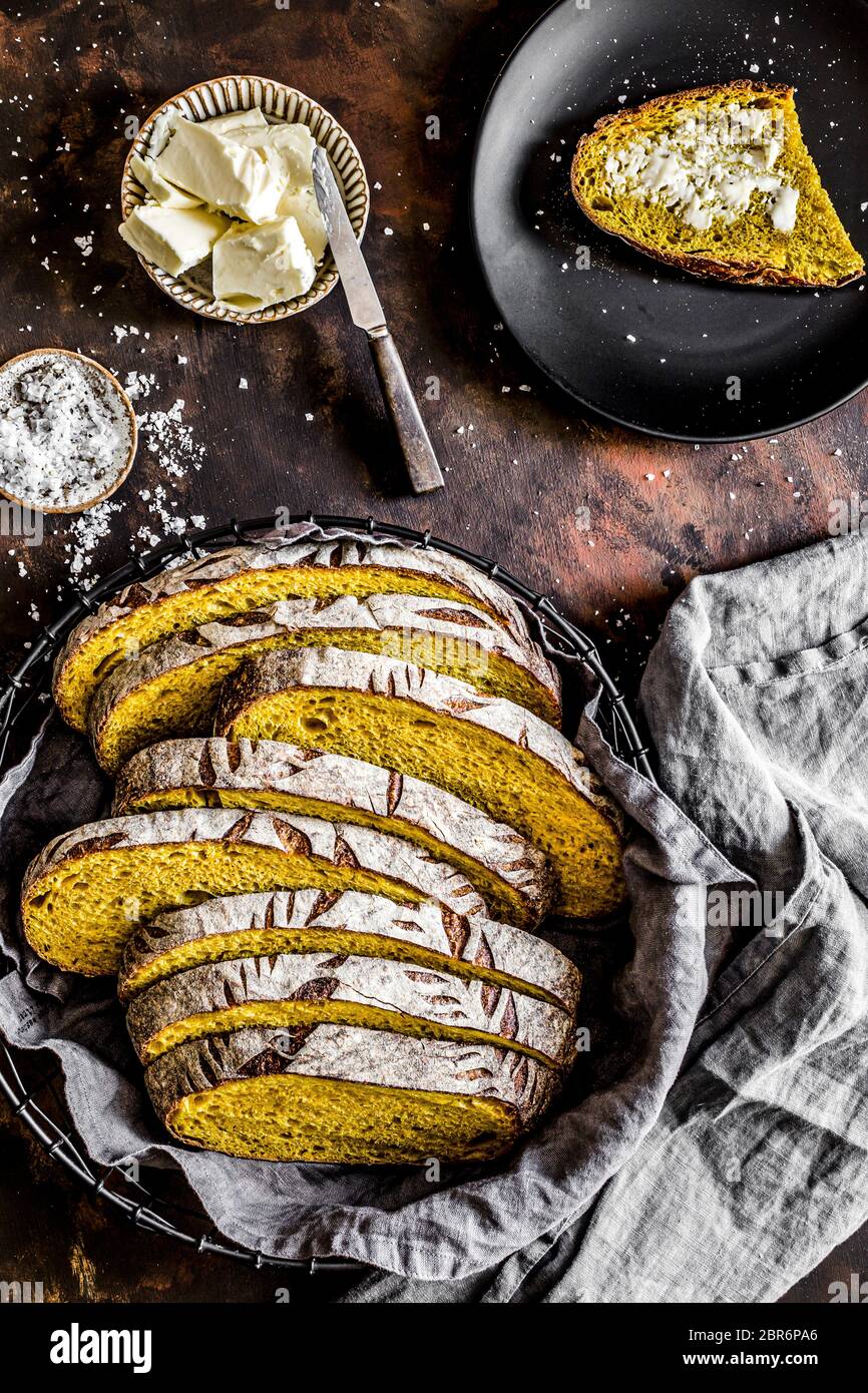 Pan de masa fermentada con cúrcuma Foto de stock