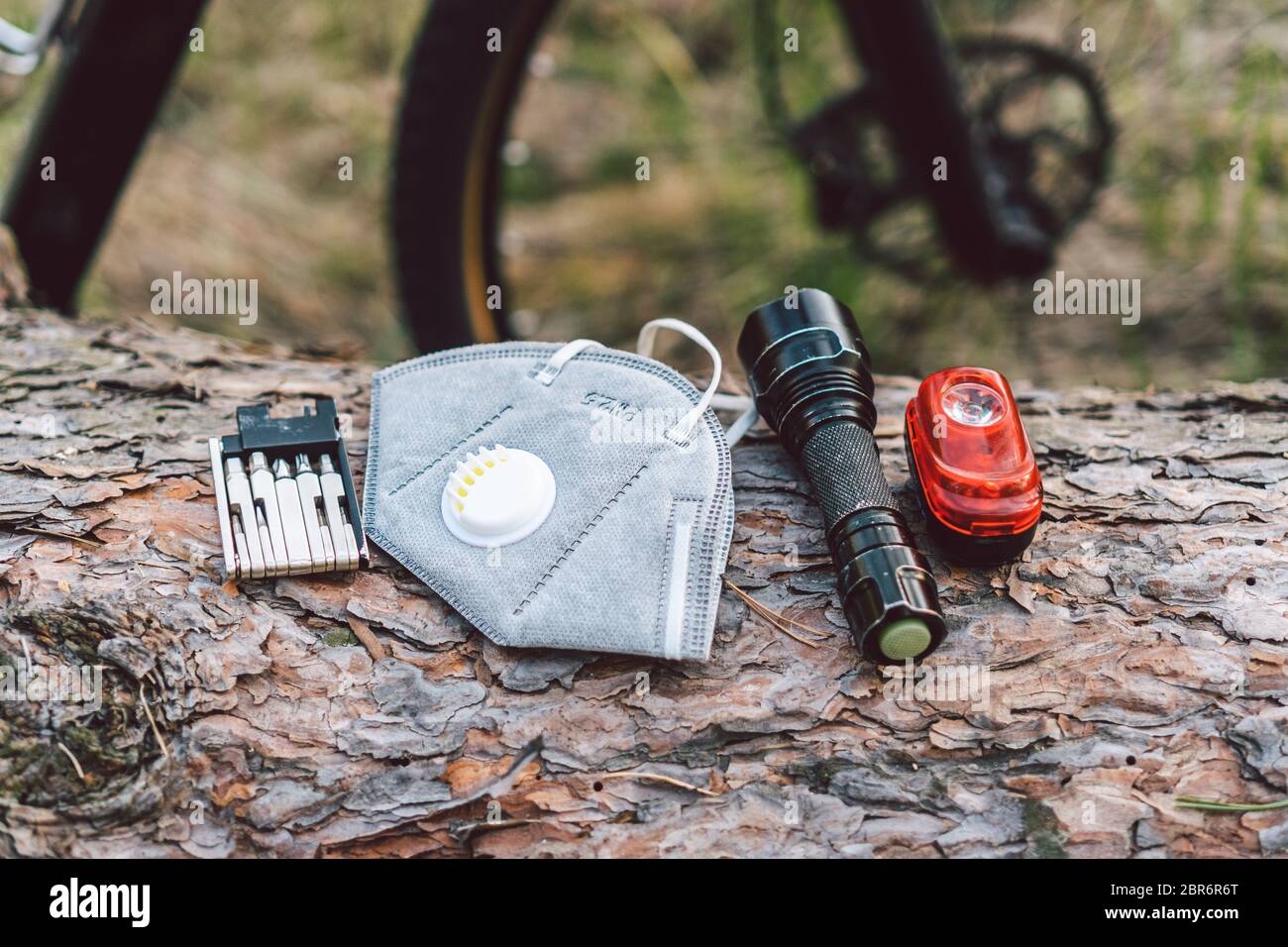 Kit de herramientas de reparación de pinchazos para tubos de neumáticos de  bicicleta. Artículos de reemplazo y herramientas para un ciclo seguro.  Máscara facial, con filtro pm 2.5. Epidemia de gripe, alergia
