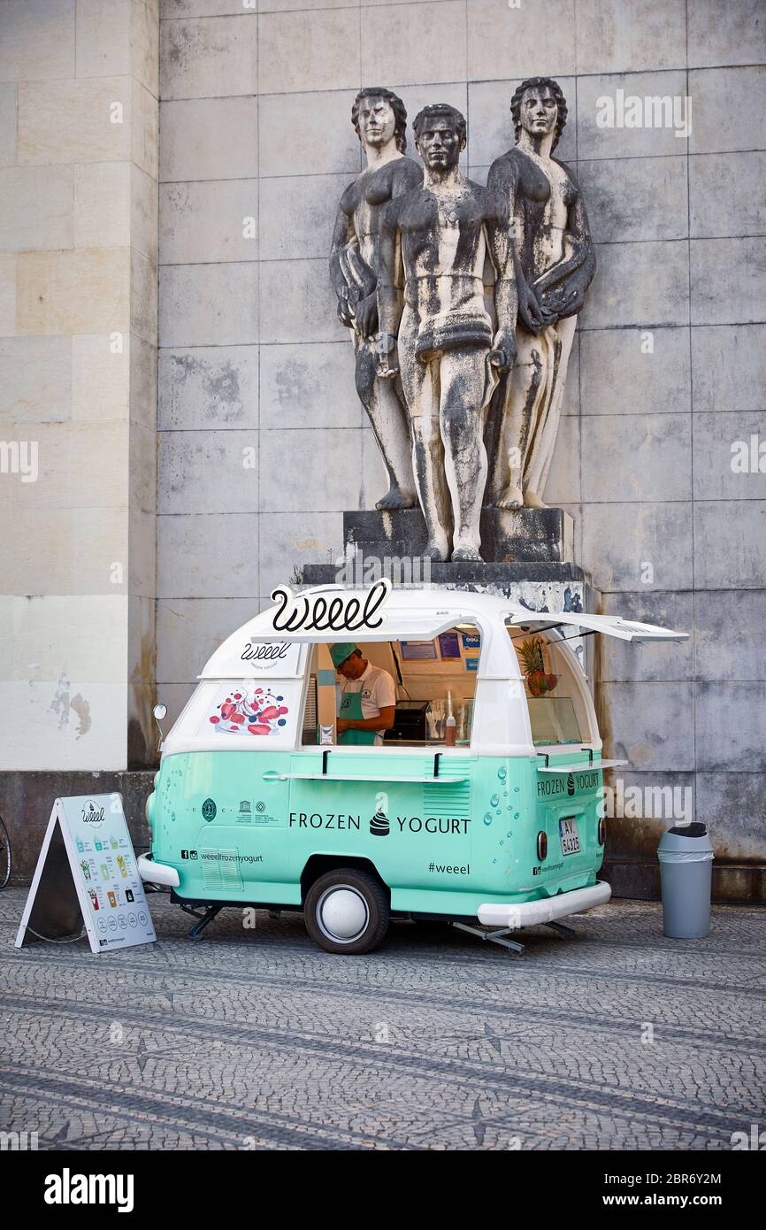 Camión de helados en Coimbra, Portugal Foto de stock