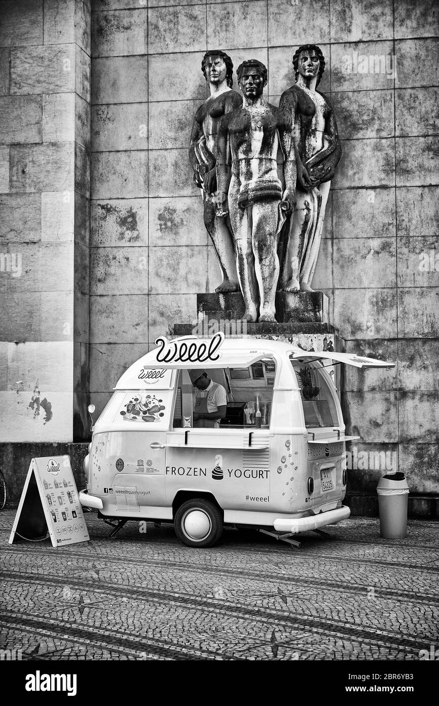 Camión de helados en Coimbra, Portugal Foto de stock
