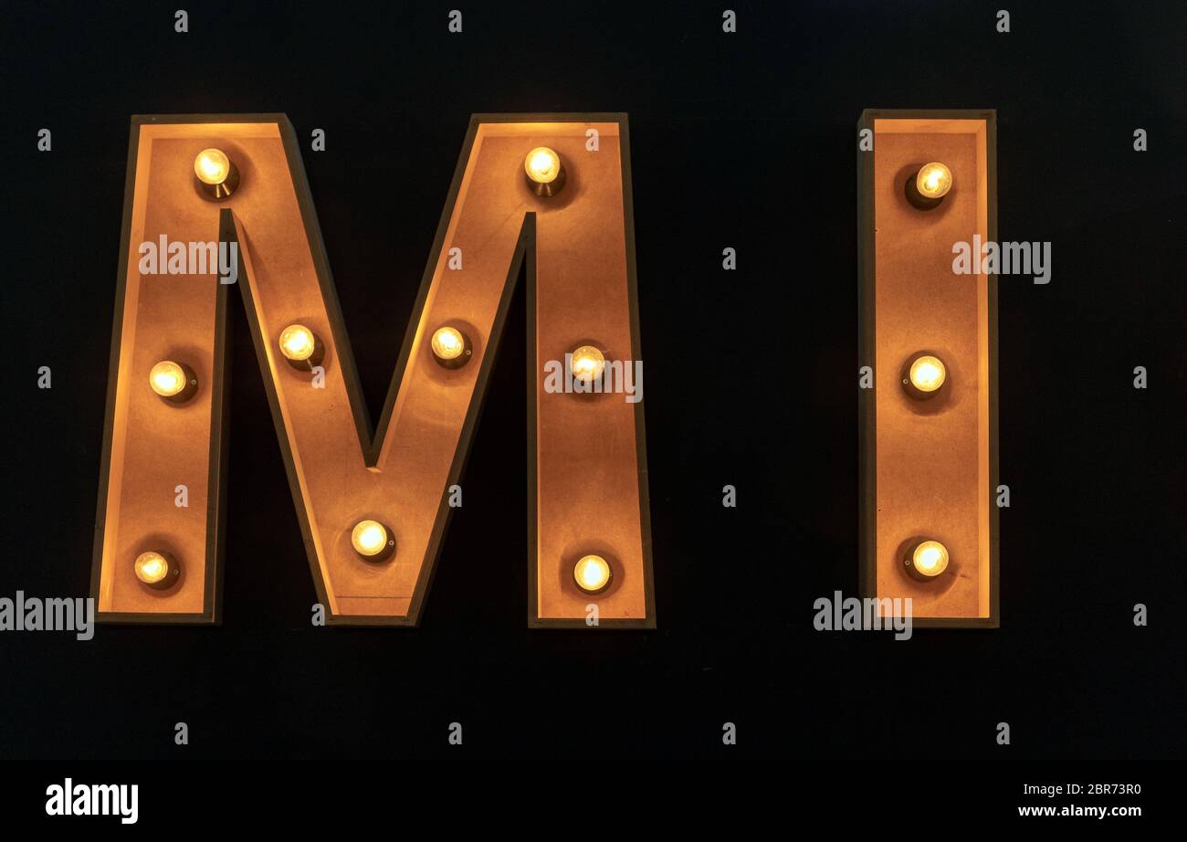 MI grandes letras con bombillas lámparas Fotografía de stock - Alamy