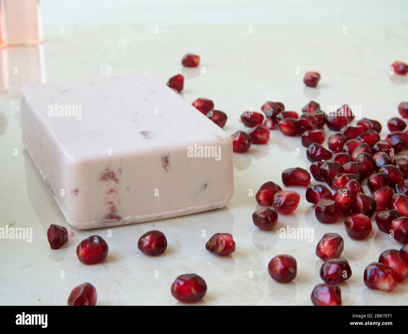 Jabón de granada fotografías e imágenes de alta resolución - Alamy