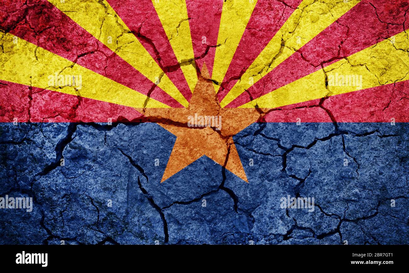 Estado de Arizona, el Estado del pabellón en la región suroeste de los Estados Unidos, sobre tierra seca textura del fondo Foto de stock