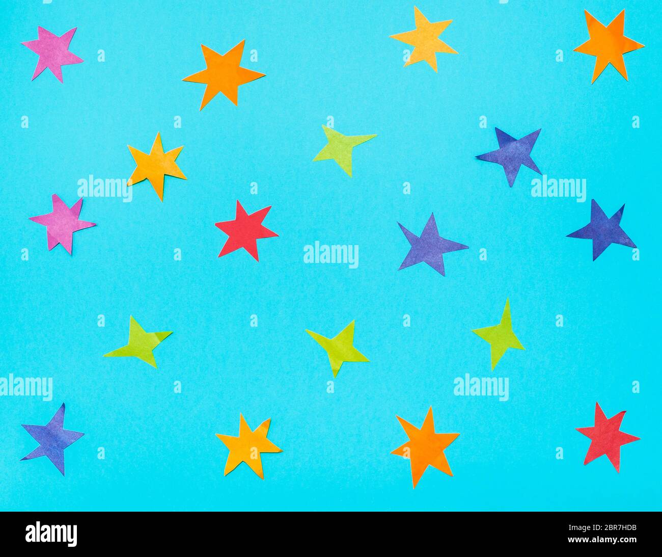 Cortar muchas estrellas de color azul turquesa documentos sobre papel  pastel Fotografía de stock - Alamy