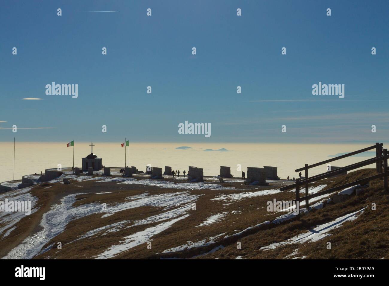Monte Grappa primera guerra mundial memorial vista invernal, Italia. Hito italiano Foto de stock