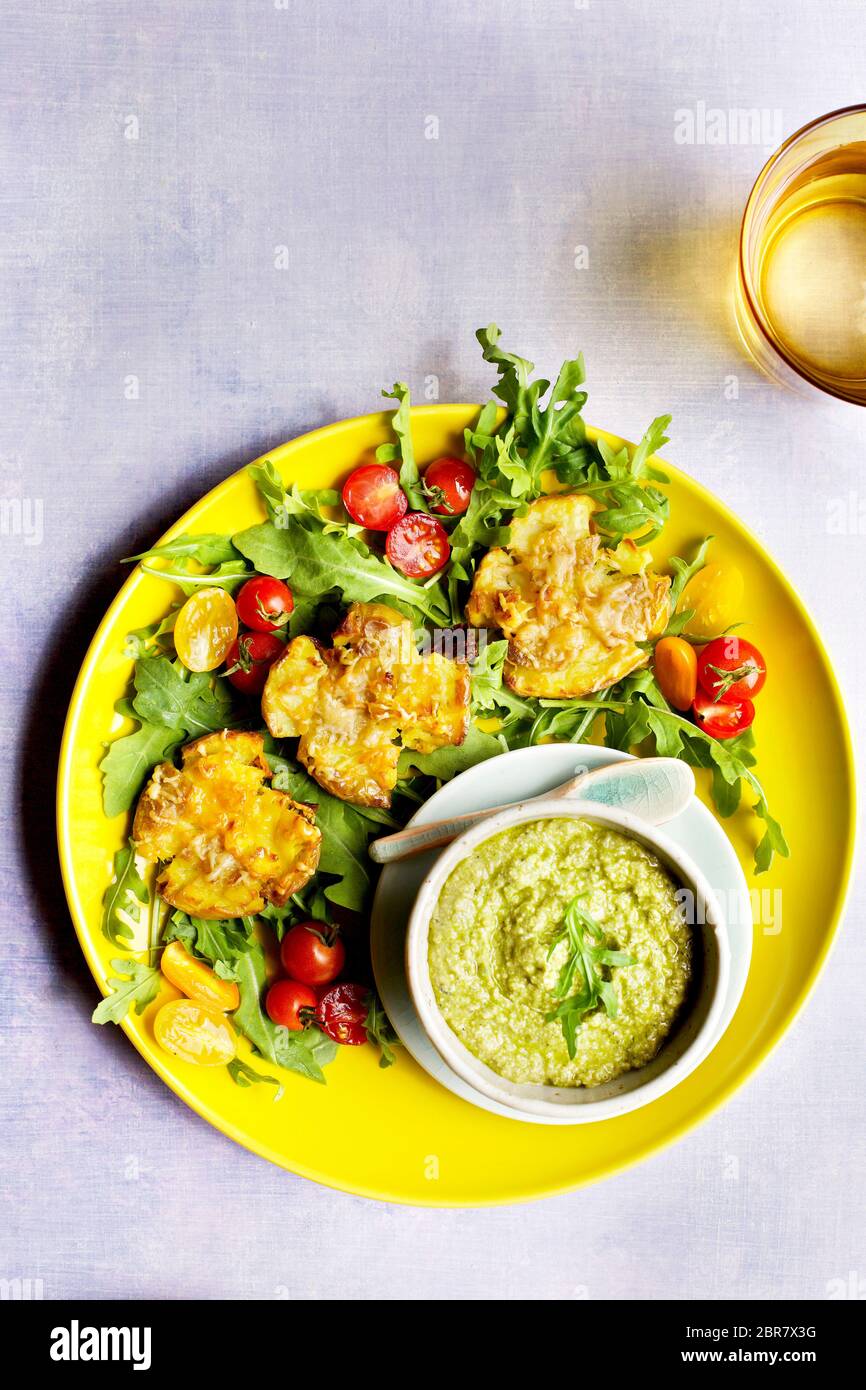 Patatas trituradas con Pesto asado de Poblano Foto de stock