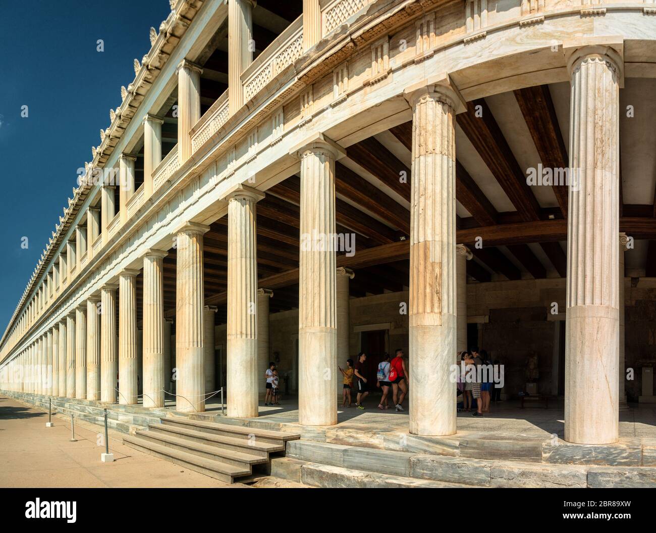 El Stoa de Attalos en Atenas, Grecia. Impresionante edificio en la antigua Ágora sitio arqueológico. Gran perspectiva de columnas Foto de stock