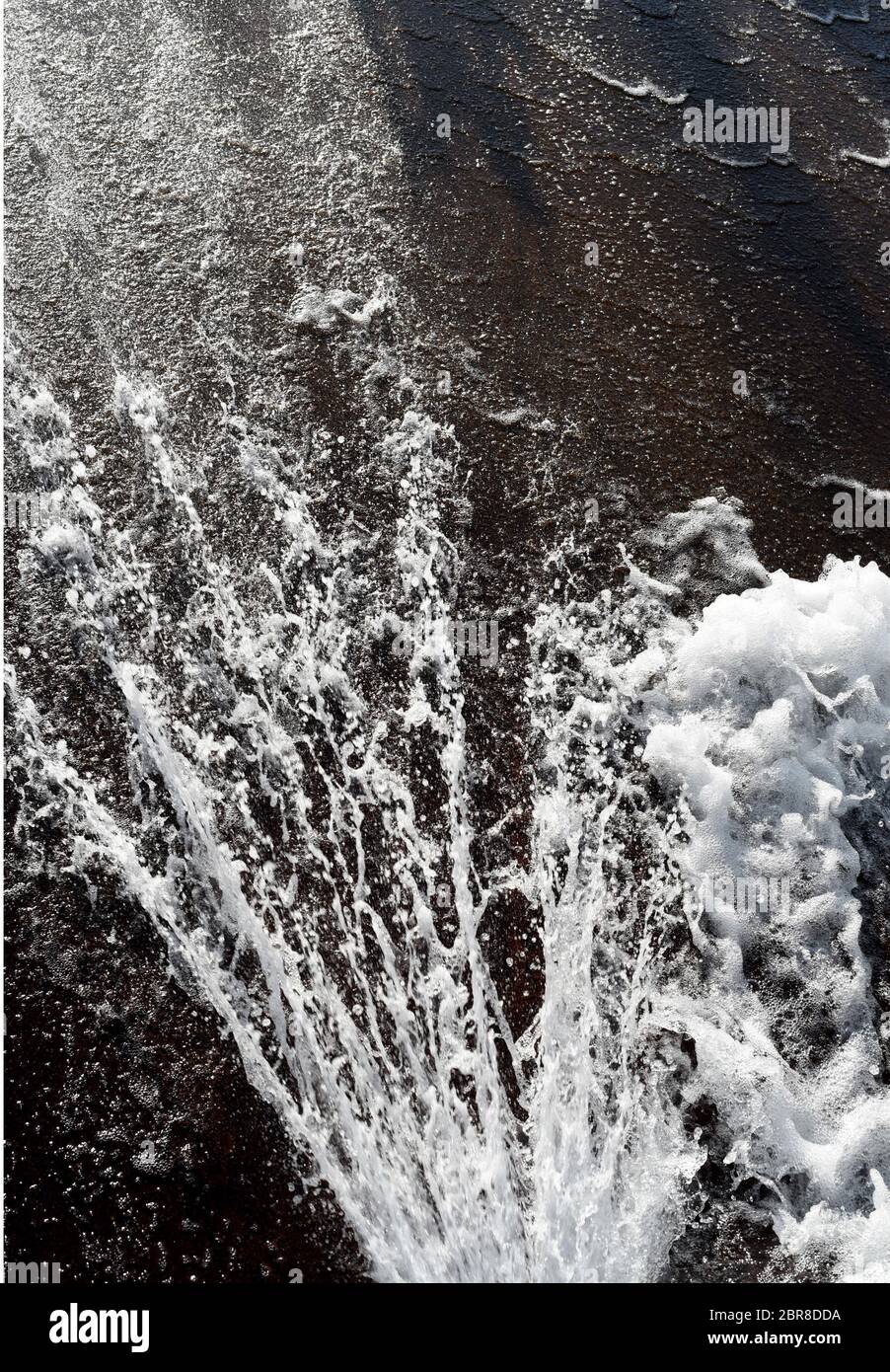 Chorros de agua pulverizada y burbuja contra una superficie de metal en una fuente en la ciudad de Quebec, en la provincia de Quebec, Canadá. Foto de stock