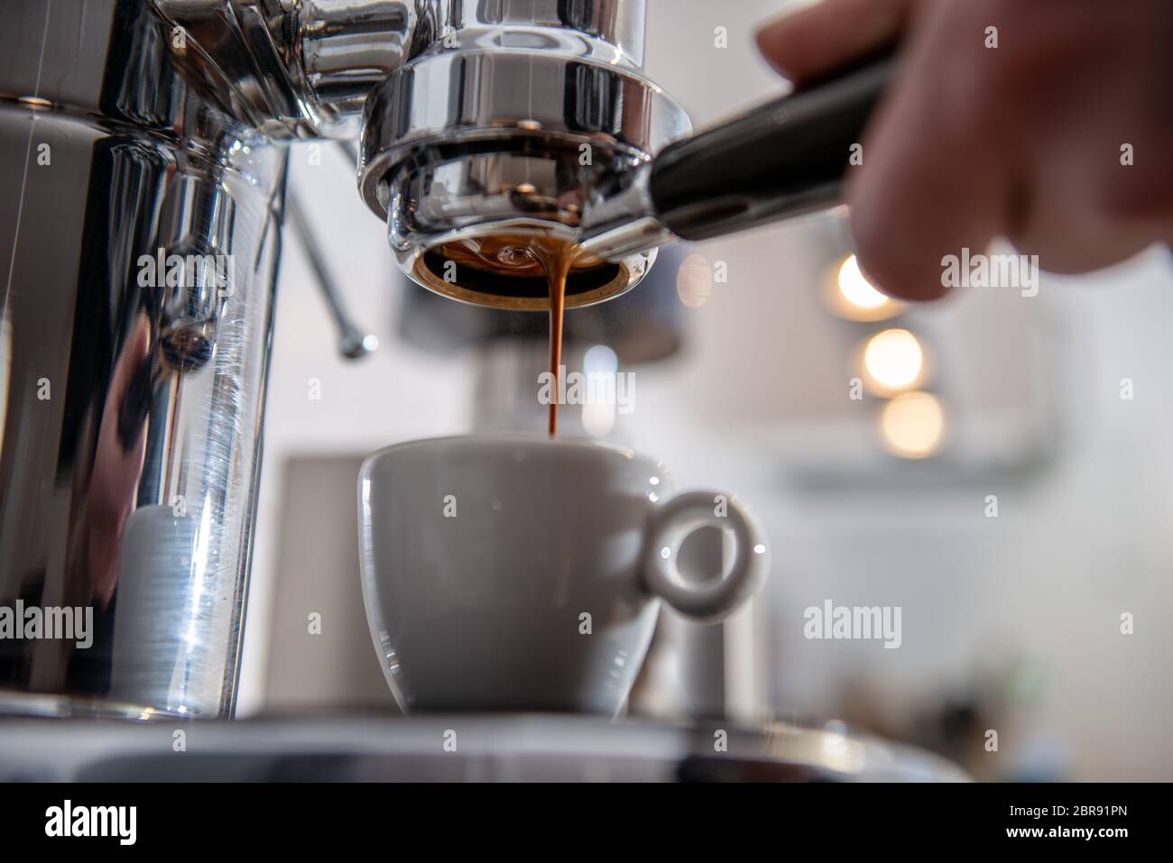 Una vieja cafetera de filtro hace café brillante fotografía profesional