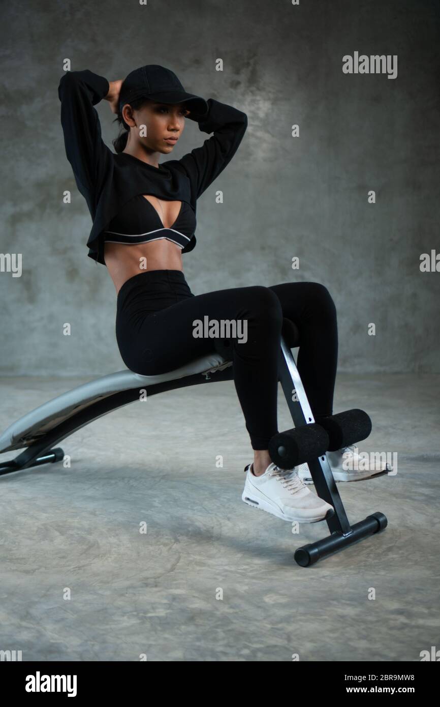 Mujer sana haciendo abdominales en el gimnasio. Mujer en ropa deportiva  haciendo ejercicio abdominal en el gimnasio Fotografía de stock - Alamy