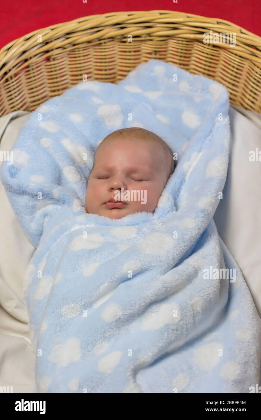 Bebé durmiendo en la canasta fotografías e imágenes de alta resolución -  Página 11 - Alamy