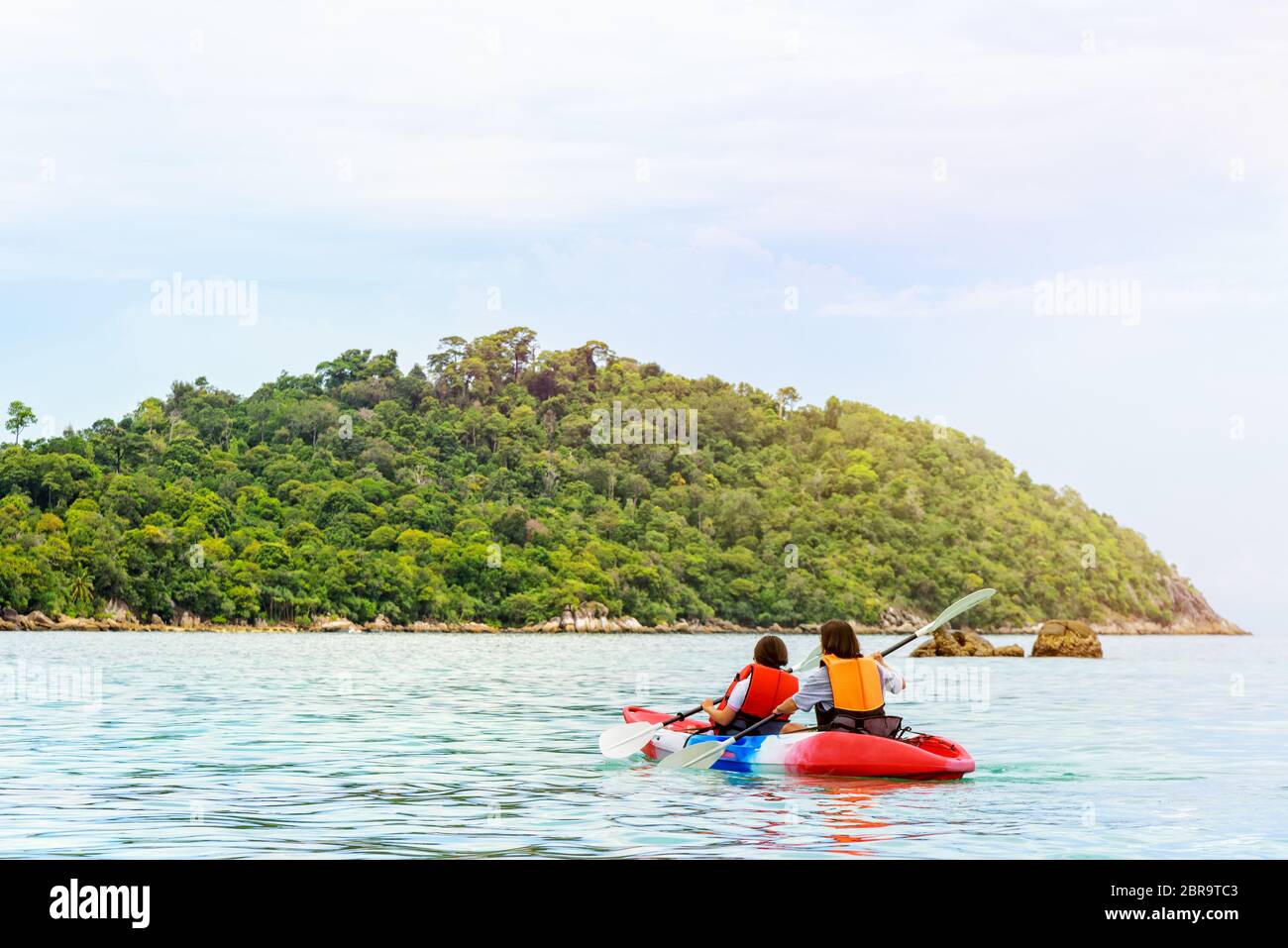Los turistas son dos mujeres, madre e hija viajan en barco con un kayak bajo la luz del sol de verano en Ko Lipe disfrute de la belleza natural del mar y de la isla Foto de stock