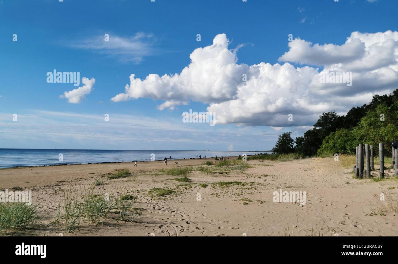Nubes en la playa NarvaJoesuu en Estonia Foto de stock