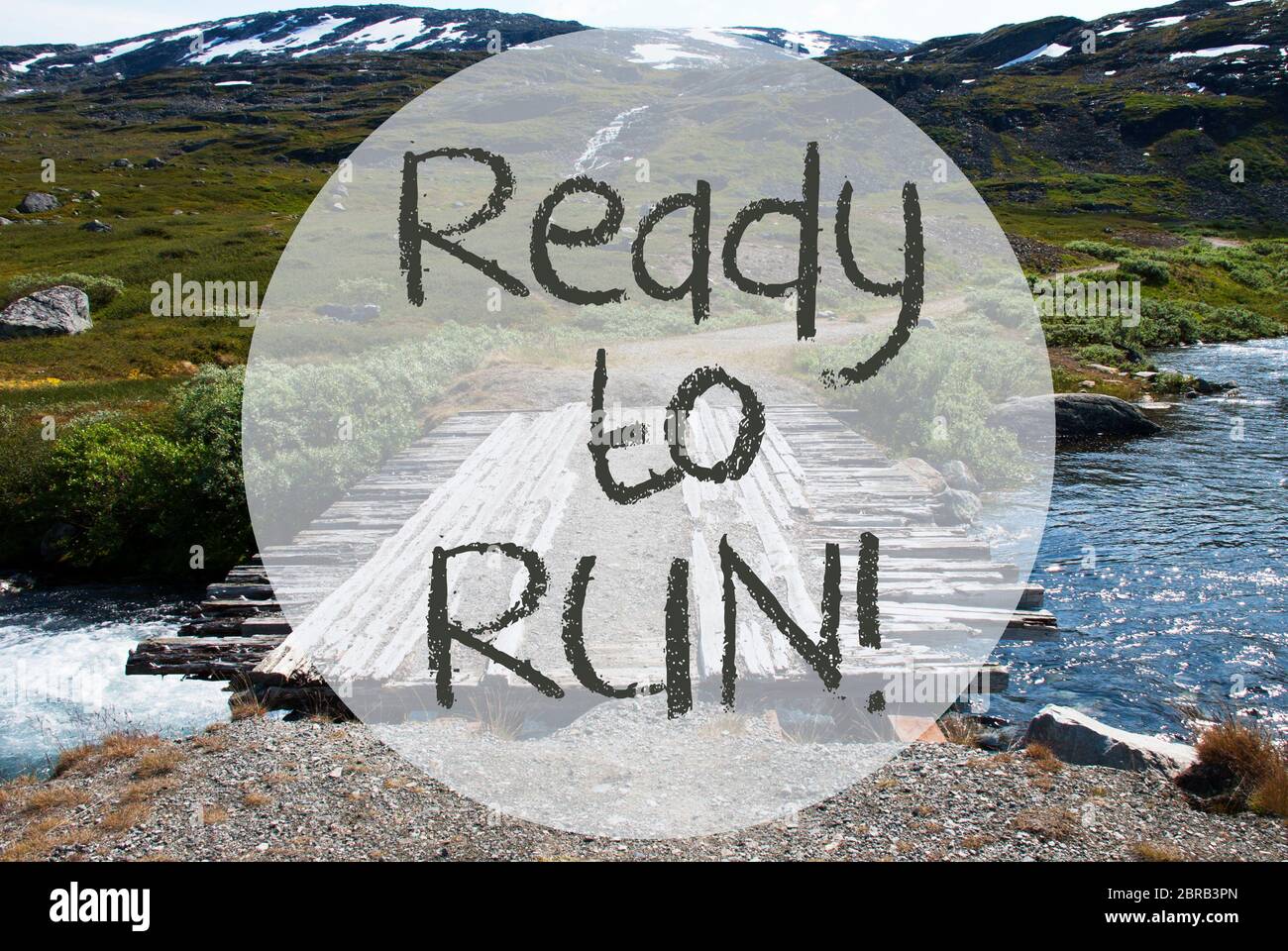 Texto en inglés listo para ejecutar. Puente de madera en Noruega. Las montañas y el río de