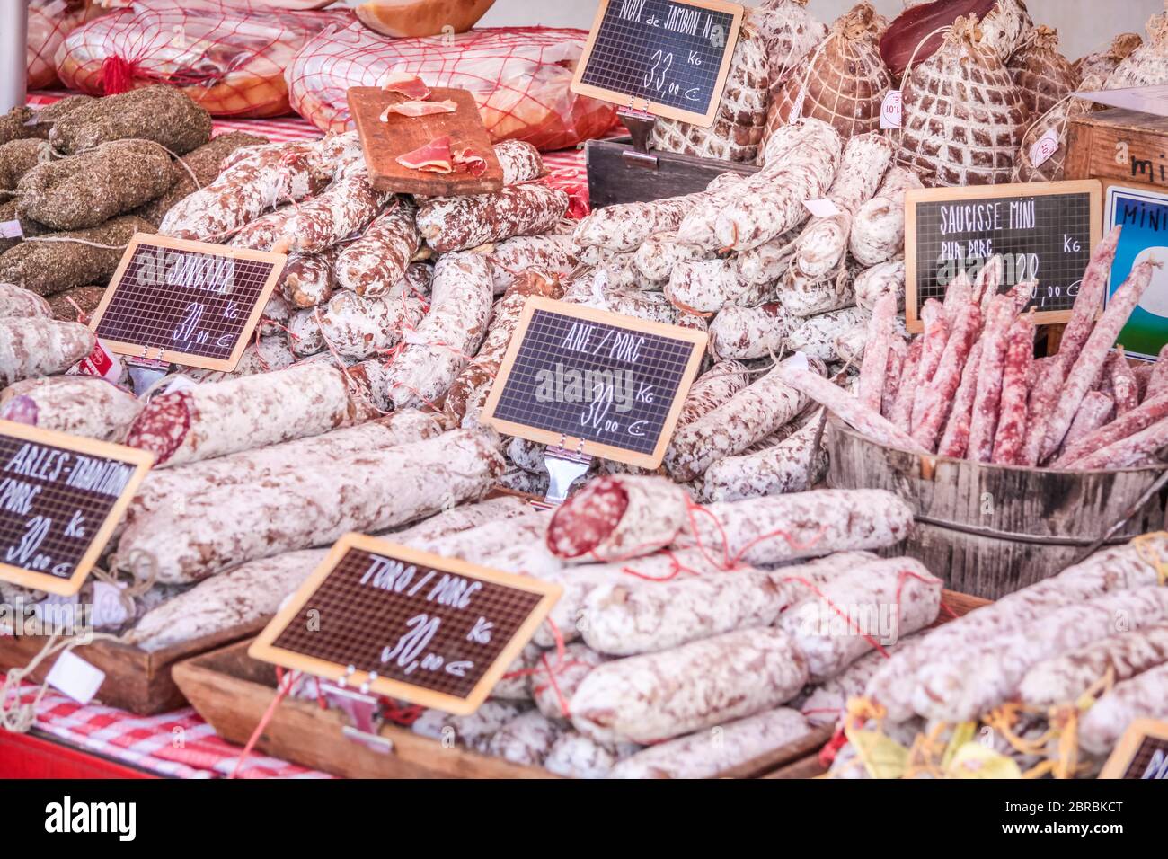 Stand con salchichas en el mercado de Gordes, Provenza, Francia Foto de stock