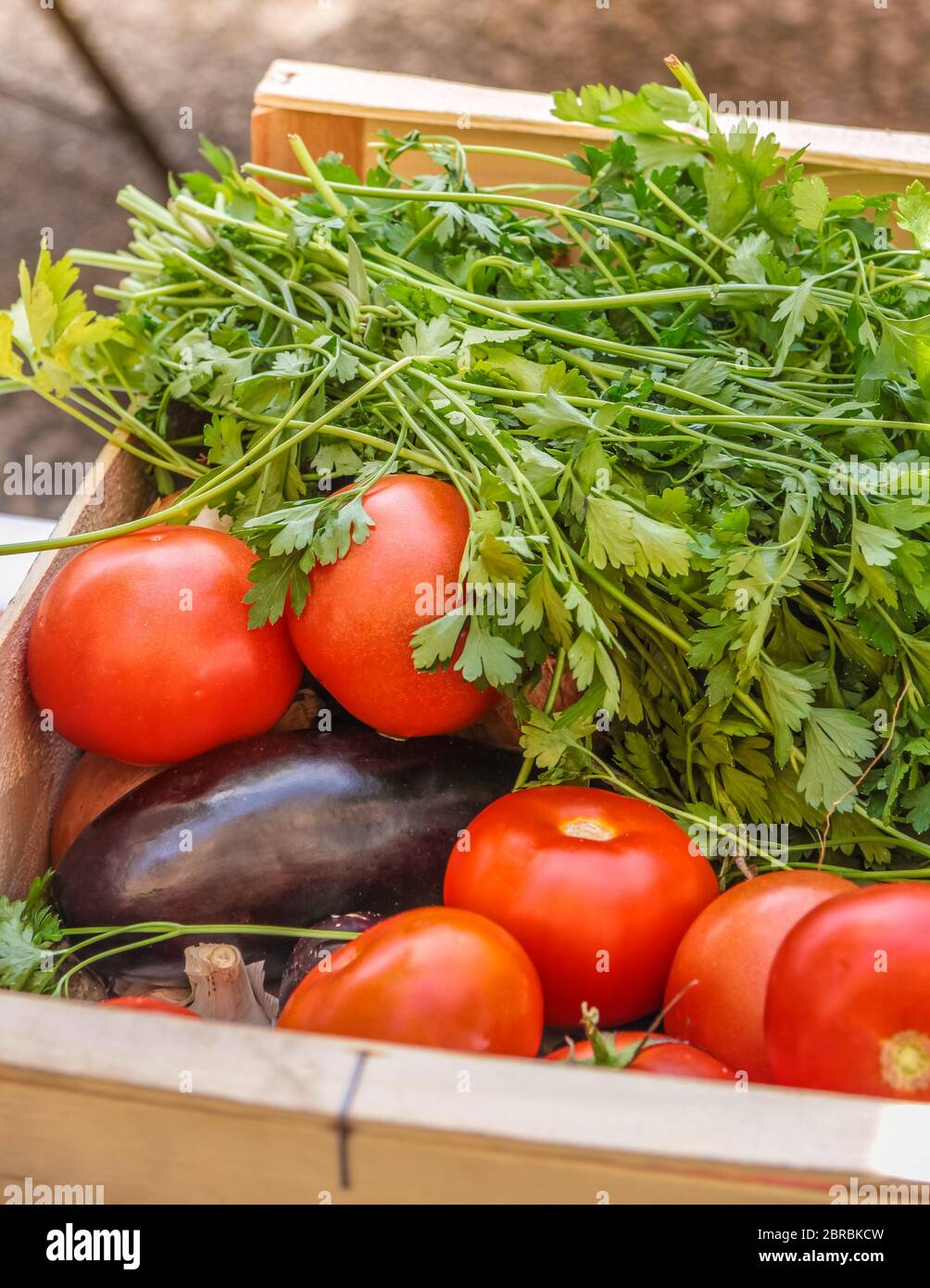 Puesto de verduras en el mercado de Gordes, Provenza, Francia Foto de stock