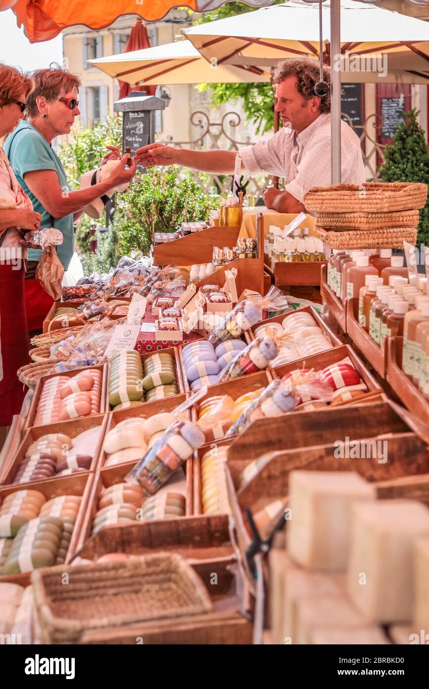 Stand con salchichas en el mercado de Gordes, Provenza, Francia Foto de stock