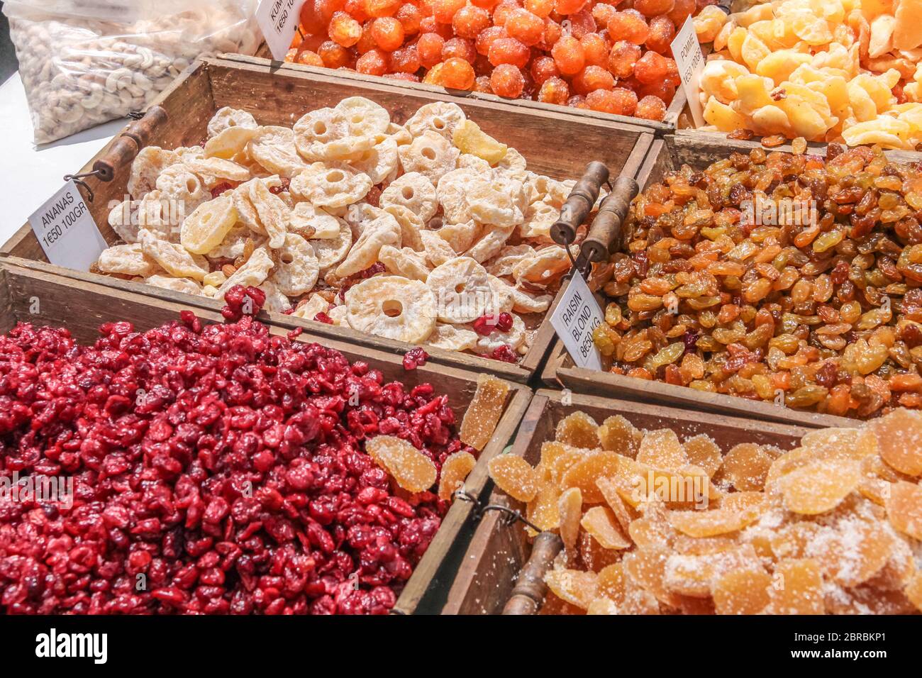 Puesto de fruta confitada en el mercado de Gordes, Provenza, Francia Foto de stock