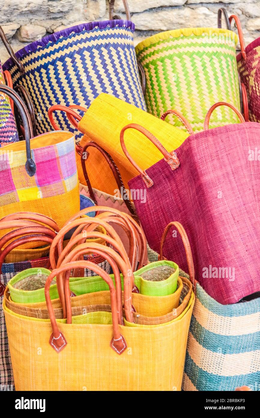 Stand con bolsas de colores en el mercado de Gordes, Provenza, Francia Foto de stock