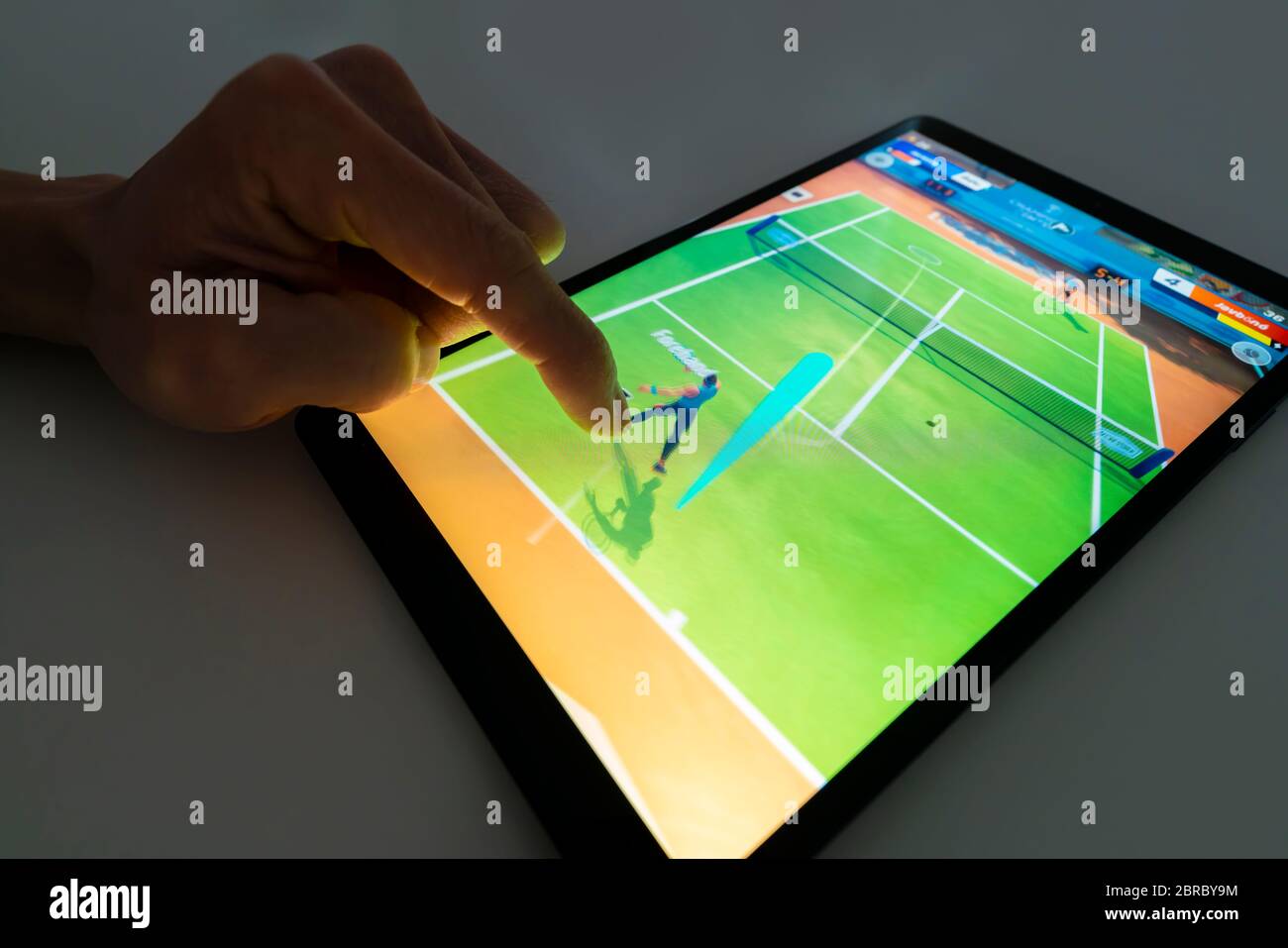Jugar en una tableta Android Foto de stock