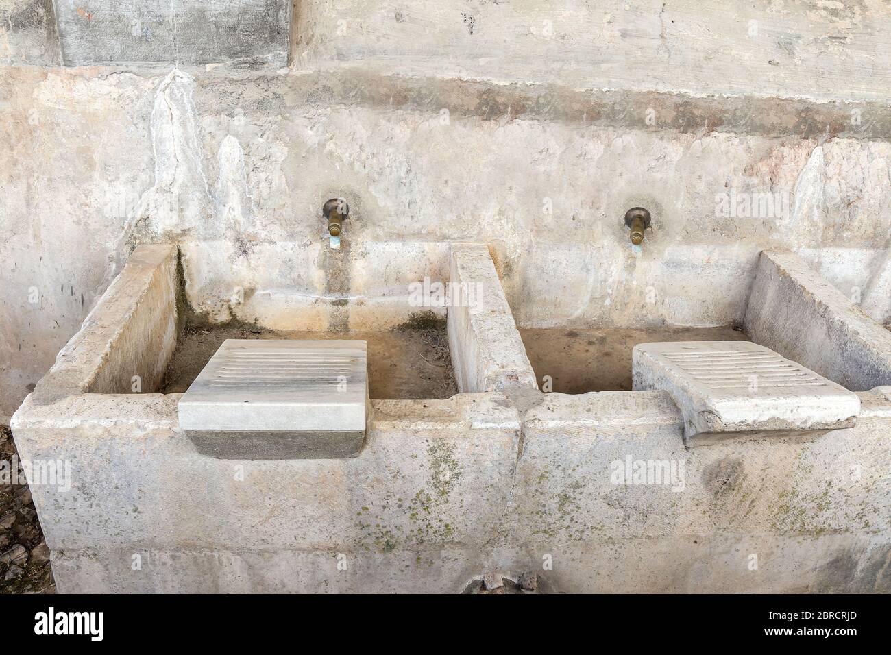 Antigua lavandería o lavadero en el pueblo de Higuera de la Sierra en la  sierra de Huelva, Sierra de Aracena, España Fotografía de stock - Alamy