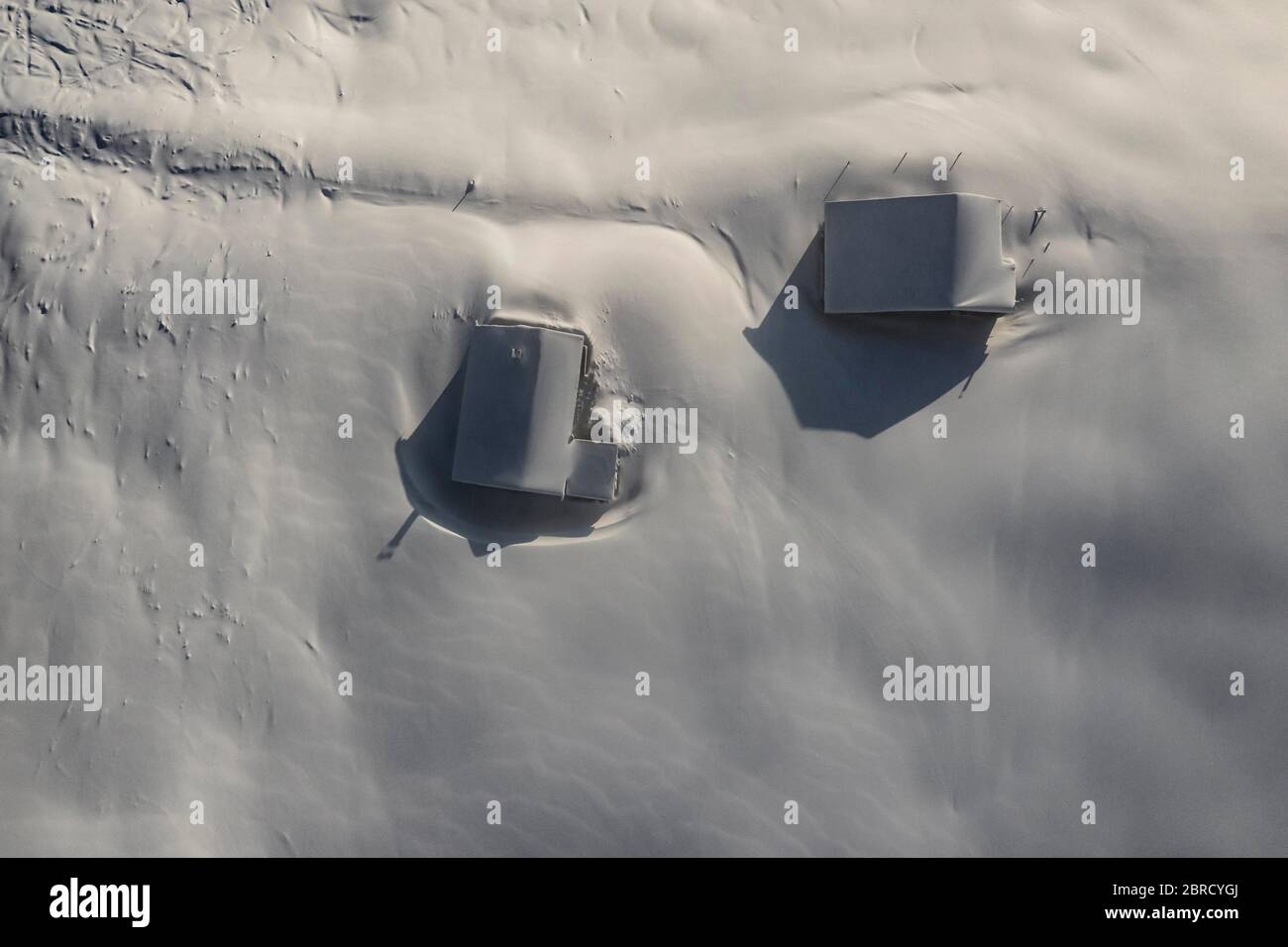 Cabañas de montaña cubiertas de nieve en invierno desde arriba, techos cubiertos de nieve, Brixen im Thale, Tirol, Austria Foto de stock