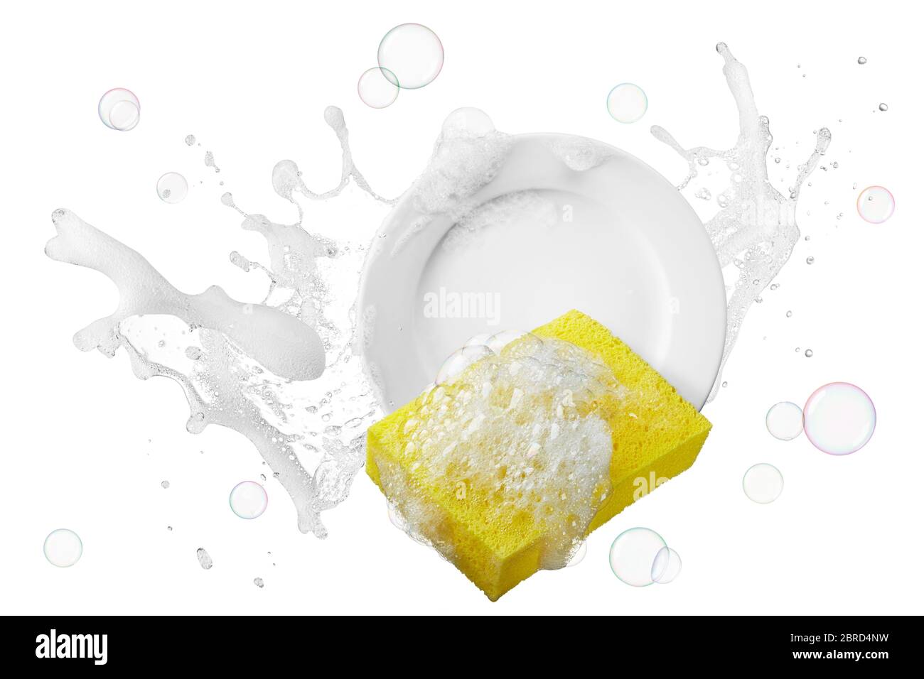 agua que contiene jabón salpicando en el plato con esponja Foto de stock