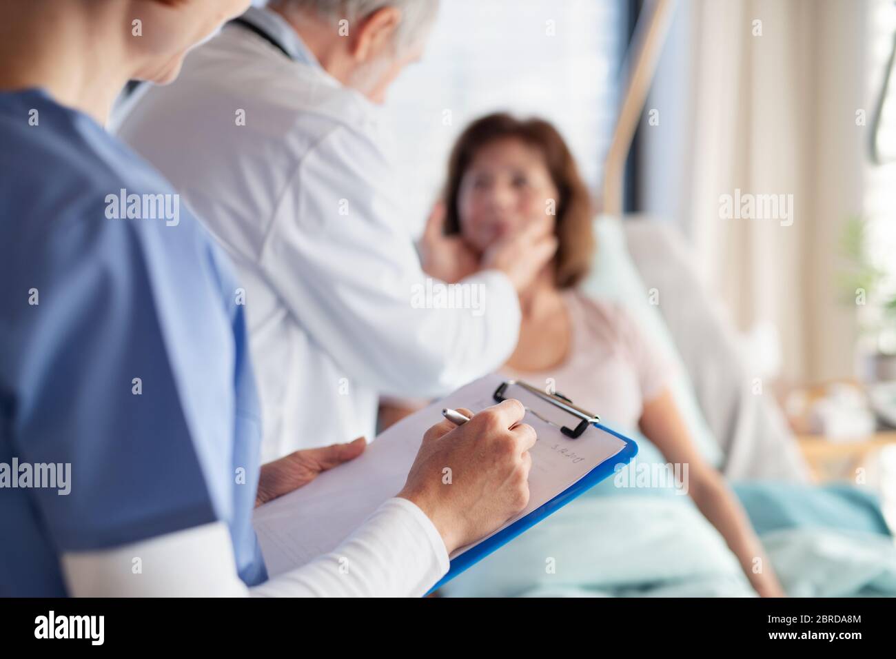 Hombre mayor hospitalizado fotografías e imágenes de alta resolución -  Página 6 - Alamy