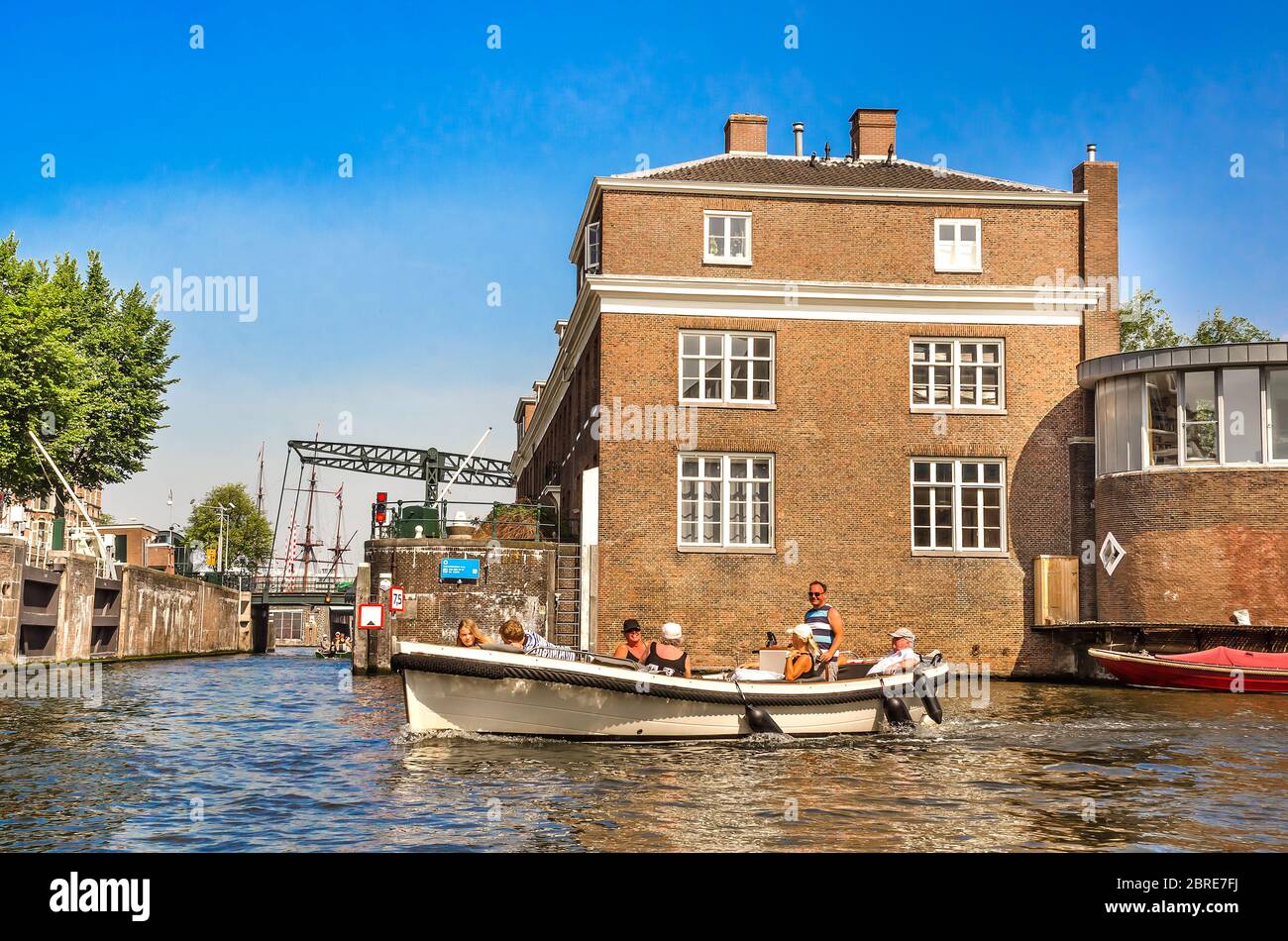 AMSTERDAM, HOLANDA – AGO. 31, 2019: Turistas y familias felices relajándose y disfrutando de vacaciones de verano en días soleados en el río Amstel (canal de la ciudad). Foto de stock